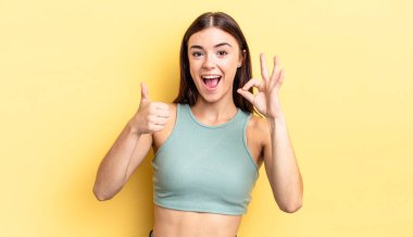 İspanyol güzel kadın kendini mutlu, şaşkın, tatmin olmuş ve şaşırmış hissediyor.