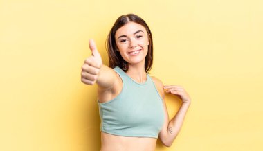 İspanyol güzel kadın gururlu, kaygısız, kendinden emin ve mutlu, olumlu gülümsüyor.