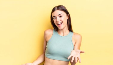 İspanyol güzel kadın mutlu, kibirli, gururlu ve kendini beğenmiş görünüyor.