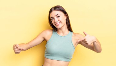 İspanyol güzel kadın gururlu, kibirli, mutlu, şaşırmış ve tatmin olmuş görünüyor, kendini gösteriyor, kendini kazanan gibi hissediyor.