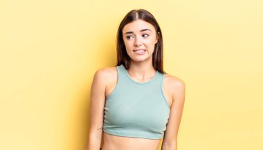 İspanyol güzel kadın endişeli, stresli, endişeli ve korkmuş görünüyor, panikliyor ve dişlerini sıkıyor