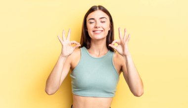 İspanyol güzel kadın konsantre olmuş ve meditasyon yapıyor, kendini tatmin olmuş ve rahatlamış hissediyor, düşünüyor ya da bir seçim yapıyor.