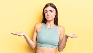 İspanyol güzel kadın şaşkın, şaşkın ve stresli görünüyor, farklı seçenekler arasında merak ediyor, kararsız hissediyor