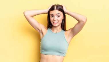 İspanyol güzel kadın kendini stresli, endişeli, endişeli ya da korkmuş hissediyor. Elleri başının üstünde, hatayla panikliyor.