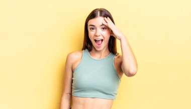 İspanyol güzel kadın mutlu, şaşkın ve şaşırmış görünüyor, gülümsüyor ve inanılmaz ve inanılmaz iyi haberleri fark ediyor.