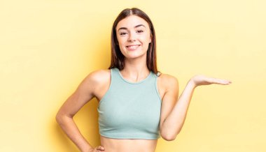 İspanyol güzel kadın gülümsüyor, kendinden emin, başarılı ve mutlu hissediyor, fotokopi alanında fikir veya konsept gösteriyor.