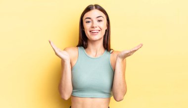 İspanyol güzel kadın mutlu, heyecanlı, şaşırmış ya da şok olmuş hissediyor, gülümsüyor ve hayrete düşüyor.