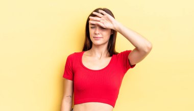 İspanyol güzel kadın stresli, yorgun ve hayal kırıklığına uğramış görünüyor, alnından ter damlıyor, umutsuz ve bitkin hissediyor.