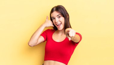 İspanyol güzel kadın neşeyle gülümsüyor ve kamerayı işaret ediyor. Sonra seni arıyor, telefonla konuşuyor.