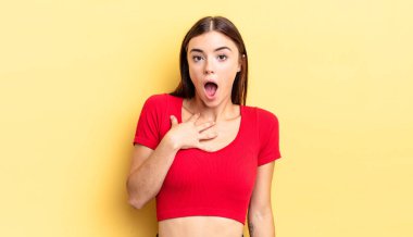 İspanyol güzel kadın şaşkın, şaşkın ve şaşırmış hissediyor, elleri göğsünde ve ağzı açık, kim olduğunu söylüyor, ben?