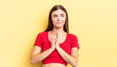 İspanyol güzel kadın gururlu, yaramaz ve kibirli. Şeytani bir plan yaparken ya da bir numara düşünürken.