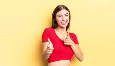 İspanyol güzel kadın kendini mutlu, havalı, tatmin olmuş, rahat ve başarılı hissediyor, kameraya bakıyor, seni seçiyor.