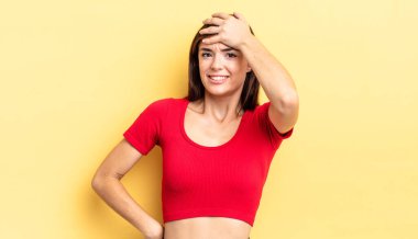 Latin kökenli güzel bir kadın unutulmuş bir süre için panikliyor, stresli hissediyor, bir pisliği örtbas etmek zorunda kalıyor ya da hata yapıyor.