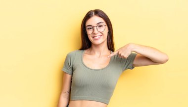 İspanyol güzel kadın mutlu, gururlu ve şaşırmış görünüyor, neşeli bir şekilde kendini gösteriyor, kendinden emin ve kibirli hissediyor.