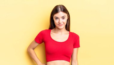 İspanyol güzel kadın gururlu, kendine güvenen, havalı, küstah ve küstah görünüyor, gülümsüyor, başarılı hissediyor.