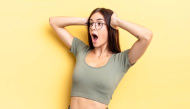 İspanyol asıllı, ağzı açık güzel bir kadın korkunç bir hata yüzünden dehşete düşmüş ve şok olmuş görünüyor.