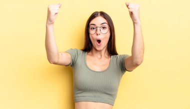 İspanyol güzel kadın inanılmaz bir başarıyı kutluyor. Kazanan gibi, heyecanlı ve mutlu görünüyor. Al bunu.!