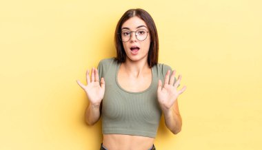 İspanyol güzel kadın gergin, endişeli ve endişeli görünüyor.