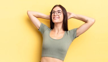 İspanyol güzel kadın gülümsüyor ve rahatlıyor, tatmin oluyor ve kaygısızca gülüyor.