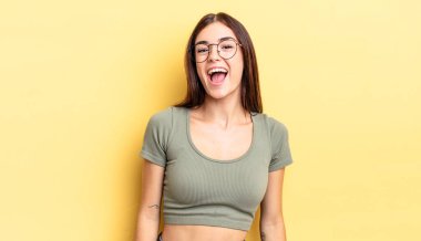 Hispanik güzel bir kadın, büyük, dost canlısı, kaygısız bir gülümsemesi var, pozitif, rahat ve mutlu görünüyor, ürpertici.