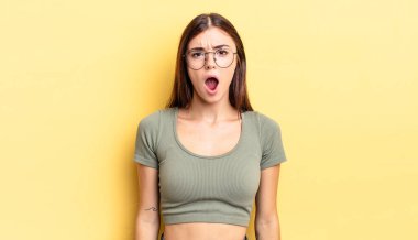 Şok olmuş, kızgın, sinirli ya da hayal kırıklığına uğramış, ağzı açık ve öfkeli görünen İspanyol güzel kadın.