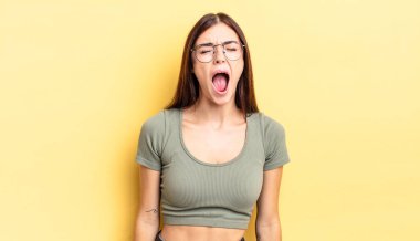 İspanyol güzel kadın agresif bir şekilde bağırıyor, çok kızgın, hayal kırıklığına uğramış, öfkeli ya da sinirli görünüyor, hayır