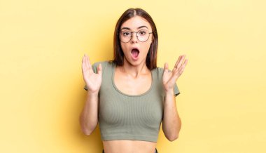 İspanyol güzel kadın şok olmuş ve şaşırmış görünüyor, inanılmaz bir şey fark ettiğinde çene şaşkın