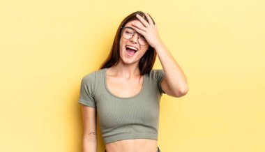 İspanyol kadın gülüyor ve alnına şaplak atıyor. Unuttum ya da aptalca bir hataydı.