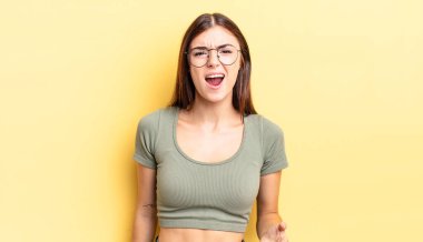 İspanyol kadın sinirli, sinirli ve hayal kırıklığına uğramış görünüyor. Senin neyin var?