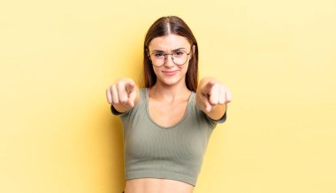 İspanyol asıllı güzel bir kadın kameraya iki parmağıyla ve kızgın bir ifadeyle sana görevini yapmanı söylüyor.