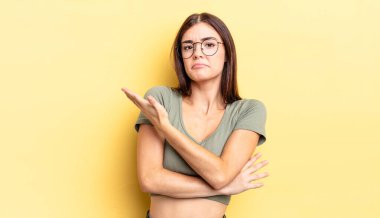 İspanyol güzel kadın, kafası karışık ve bilgisiz, şüpheli bir açıklama ya da düşünceyi merak ediyor.