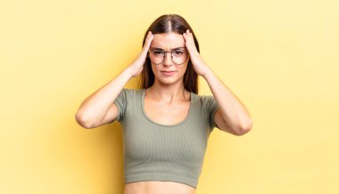 İspanyol güzel kadın stresli ve hayal kırıklığına uğramış görünüyor, baskı altında çalışıyor, başı ağrıyor ve sorunları var.