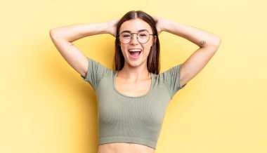 İspanyol güzel kadın mutlu, kaygısız, arkadaş canlısı ve rahat görünüyor hayattan ve başarıdan keyif alıyor, pozitif bir tavırla