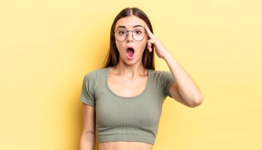 İspanyol güzel kadın şaşırmış, ağzı açık, şok olmuş, yeni bir düşünce, fikir ya da konsept keşfediyor.