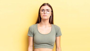 İspanyol güzel bir kadın üzgün ve mızmız, mutsuz bir bakışla, olumsuz ve hayal kırıklığına uğramış bir tavırla ağlıyor.