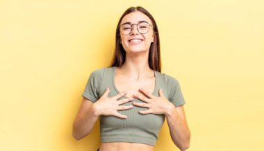 İspanyol güzel kadın mutlu, şaşırmış, gururlu ve heyecanlı görünüyor.