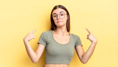 İspanyol asıllı, kötü tavırlı, gururlu ve agresif görünen, yukarıyı gösteren ya da ellerinle alay eden güzel bir kadın.