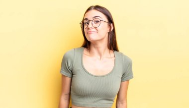 Şapşal, çılgın, şaşırmış, yanakları şişen, doldurulmuş, şişman ve yemek dolu İspanyol bir kadın.