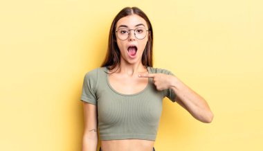 İspanyol güzel kadın şok olmuş ve şaşırmış görünüyor ağzı açık, kendini işaret ediyor.