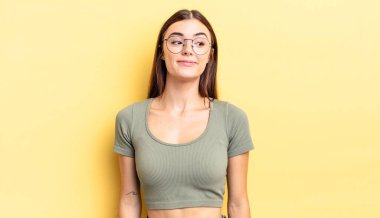 İspanyol güzel kadın merak ediyor, mutlu düşünceler ve fikirler düşünüyor, hayal kuruyor, kenarda yer arıyor.