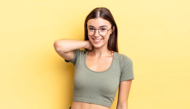 İspanyol güzel kadın neşeli ve kendinden emin bir şekilde gülüyor. Sıradan, mutlu, dostane bir gülümsemeyle.