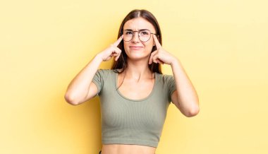 İspanyol güzel kadın konsantre olmuş ve bir fikir üzerinde kafa yoruyor, bir soruna ya da soruna bir çözüm hayal ediyor.