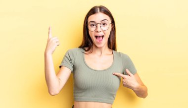 Hispanik güzel kadın gururlu ve şaşırmış hissediyor, kendine güvenen, başarılı bir numara gibi hisseden