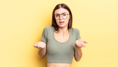 Hispanik güzel bir kadın bilgisiz ve kafası karışık, hangi seçeneği seçeceğinden emin değil, merak ediyor.
