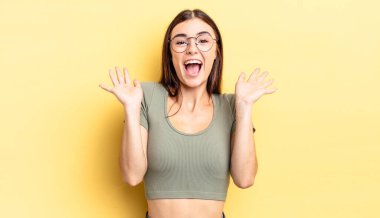 İspanyol güzel kadın mutlu ve heyecanlı görünüyor. Beklenmedik bir sürprizle şoke oldu. İki eli de açık.