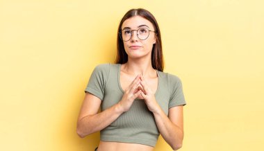 Hispanik güzel kadın entrikalar ve komplolar kuruyor, hilekârlık ve aldatmaca düşünüyor, kurnazlık ve ihanet