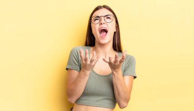 İspanyol güzel kadın umutsuz ve hayal kırıklığına uğramış görünüyor, stresli, mutsuz ve sinirli, bağırıyor ve çığlık atıyor.