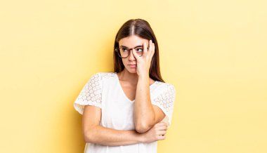 İspanyol güzel kadın sıkılmış, hayal kırıklığına uğramış ve uykulu. Yorucu, sıkıcı ve can sıkıcı bir işten sonra, el ele tutuşarak.