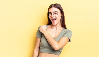 İspanyol güzel kadın mutlu, pozitif ve başarılı hissediyor, meydan okumayla karşılaştığında motive oluyor ya da iyi sonuçları kutluyor.