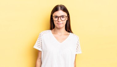 İspanyol güzel kadın kendini şaşkın ve şüpheli hissediyor, merak ediyor ya da karar vermeye çalışıyor.